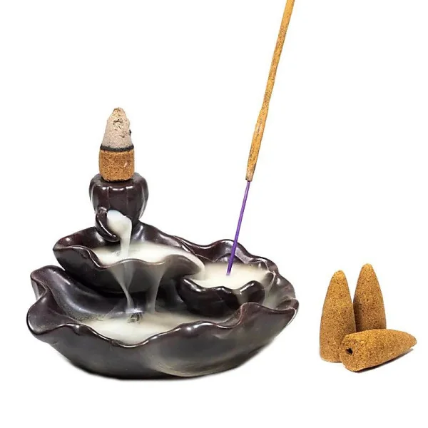 Bel effet de cascade avec cette fontaine à encens backflow. La fumée se déverse dans l'étang de lotus.