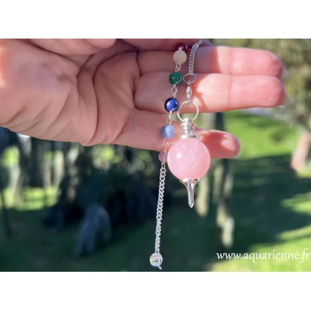 Offrez-vous un pendule aussi fiable qu'esthétique ! Pendule sphérique en quartz rose avec chaînette 7 chakras.