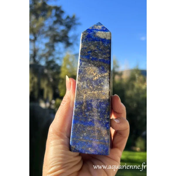 Grand obélisque en Lapis-lazuli d'Afghanistan de 14 cm de haut pesant 563g. Pièce unique à offrir ou à s'offrir.