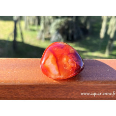 Cornaline de Madagascar, galet poli main de 6 cm pesant 121g. Pierre de vitalité, joie de vivre et confiance en soi.
