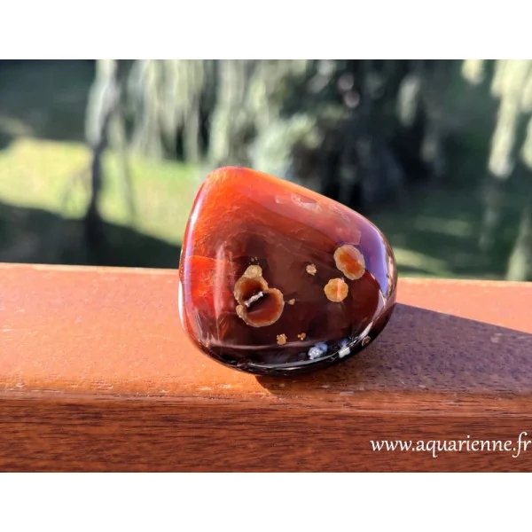 Beau spécimen de Cornaline de Madagascar couleur brun-orangé. Pièce unique, ce galet de cornaline est poli à la main.