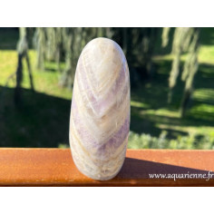 Améthyste chevron de Madagascar. Forme libre polie main pour méditation, équilibre énergétique, protection spirituelle.