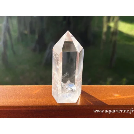 Cristal de roche de Madagascar, pointe juste repolie de 10,5 cm de haut, pesant 290g. Clarté et pureté. Pièce unique.