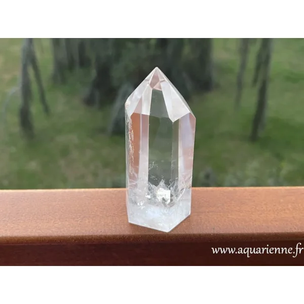 Pointe de Cristal de roche de 105 mm de haut, pesant 290g. Pierre de lumière, purifie et amplifie les énergies. Pièce unique.