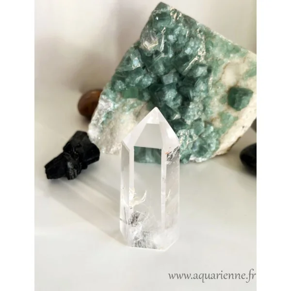 Photo prise en intérieur de ce spécimen de quartz clair ou cristal de roche. Grande pointe de 105mm. A offrir ou à s'offrir.
