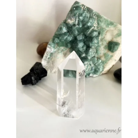 Photo prise en intérieur de ce spécimen de quartz clair ou cristal de roche. Grande pointe de 105mm. A offrir ou à s'offrir.