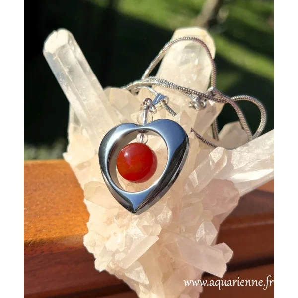 Exprimez votre passion avec des gemmes : offrez le pendentif "Vitalité" en pierres naturelles, un bijou rayonnant.