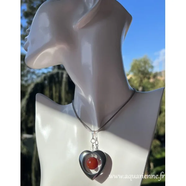 Portez le pendentif "Vitalité" : coeur hématite, cornaline et Cristal de roche pour booster votre énergie au quotidien.