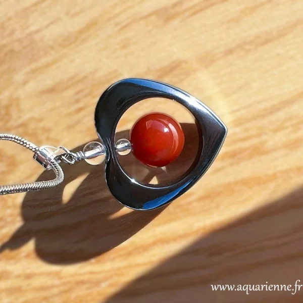 Un bijou, une énergie : découvrez le pendentif "Vitalité". Coeur hématite, cornaline, cristal de roche. Édition limitée.