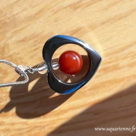 Un bijou, une énergie : découvrez le pendentif "Vitalité". Coeur hématite, cornaline, cristal de roche. Édition limitée.