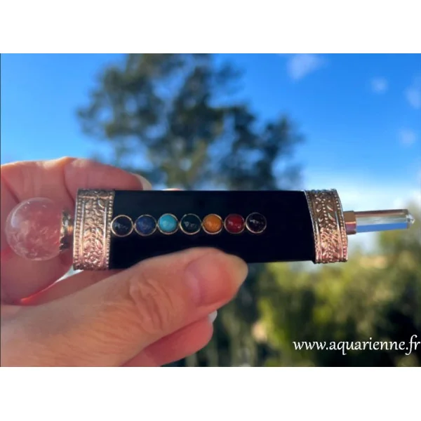 Tourmaline noire, cristal de roche et pierres sept chakras pour cette puissante baguette d'énergie.