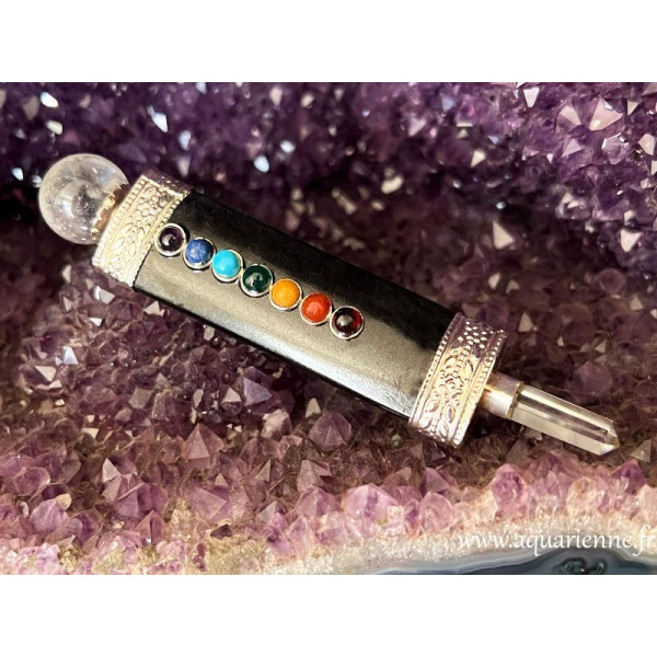 Puissant outil de facilitation de guérison holistique et énergétique, cette baguette en tourmaline noire mesure 12 cm de long.