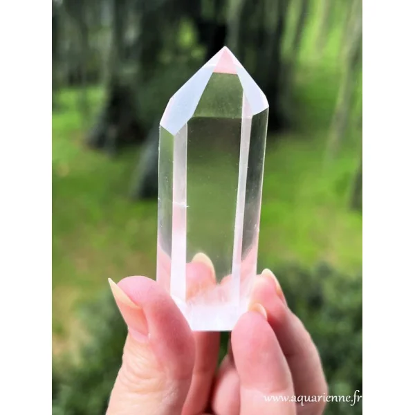 Équilibrez vos chakras en harmonie avec la lumière grâce à cette pointe de 77 mm en Cristal de Roche de Madagascar