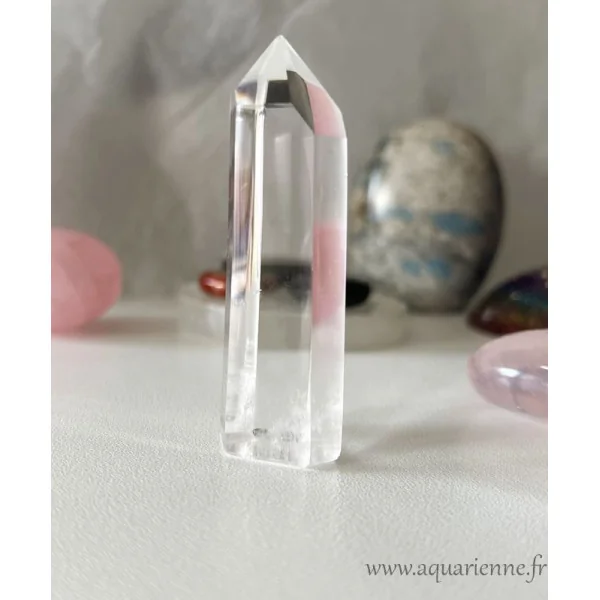 Les pointes en Cristal de roche sont excellentes pour purifier les espaces. Pointe quartz Isis de 7,7cm et 80g. Pièce unique.