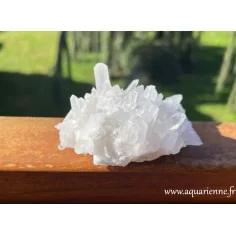 Admirez la pureté cristalline du Quartz Clair ou Cristal de roche avec cette lumineuse gerbe de cristaux. Spécimen unique.