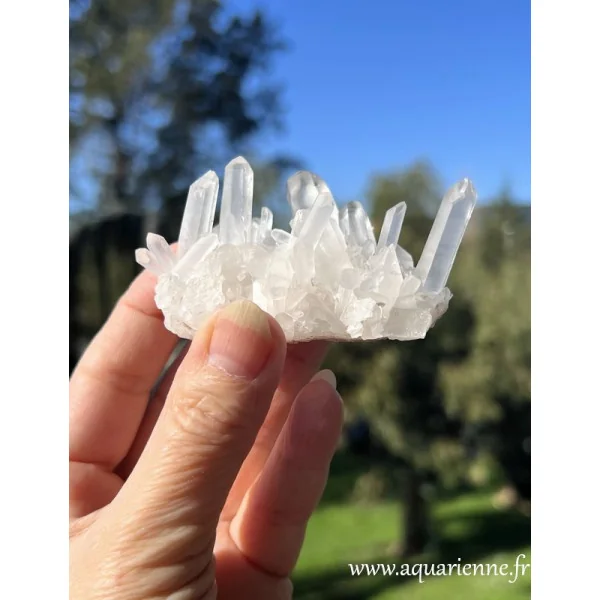 Gerbe de cristaux, pierre naturelle brute. Cette lumineuse druse de cristal de roche est une pièce unique.