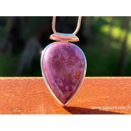 Cabochon de Charoïte forme goutte inversée sur monture et bélière tube en argent 925. Spiritualité, intuition, transformation.