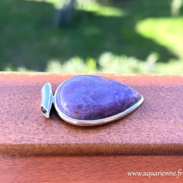 Argent 925 et Charoïte, pendentif de 47mm de hauteur forme goutte inversée. Puissante pierre de transmutation du négatif.