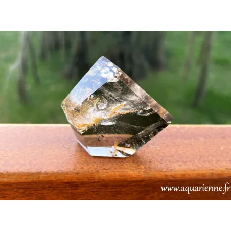 Quartz fumé avec arc-en-ciel, pointe 6,7 cm - 138g. Pierre d'ancrage et de protection. Pièce unique à offrir ou à s'offrir.