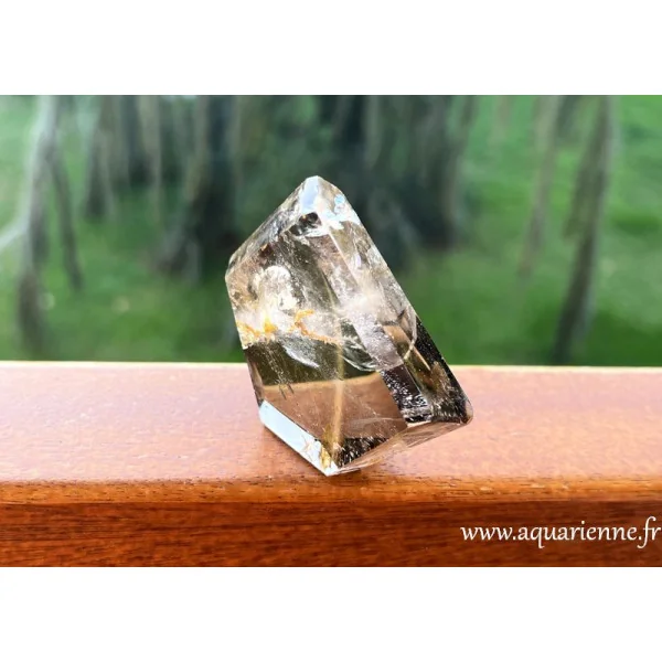 Quartz enfumé de Madagascar avec arc-en-ciel. Cristal idéal pour renforcer votre ancrage et votre protection. Pièce unique.