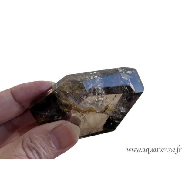 Admirez l'arc-en-ciel qui apparaît dans ce quartz fumé, apportant une énergie réconfortante à ce quartz fumé de Madagascar.