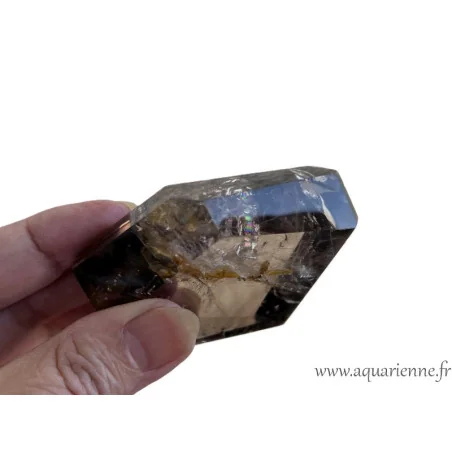 Admirez l'arc-en-ciel qui apparaît dans ce quartz fumé, apportant une énergie réconfortante à ce quartz fumé de Madagascar.