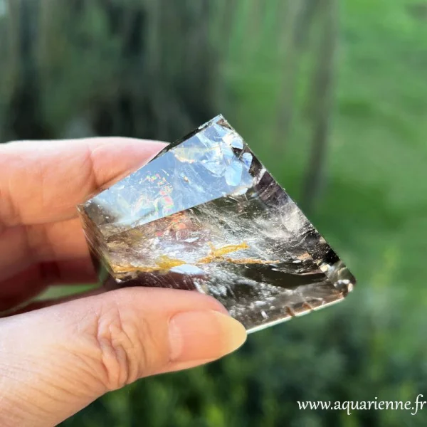 Arc-en-ciel dans ce quartz fumé à inclusions, pierre d'ancrage et de protection. Pièce unique, pierre naturelle de Madagascar.