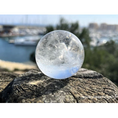 Sphère Cristal de Roche de Madagascar de 5,7 cm de diamètre, pesant 250 grammes. Pièce unique à commander en ligne.