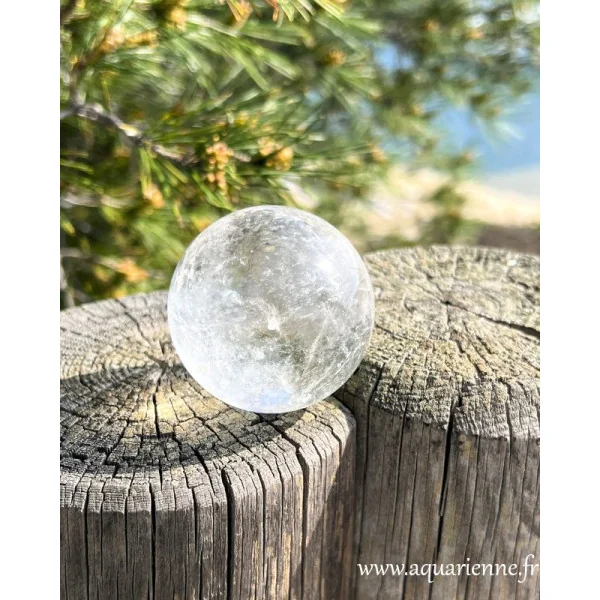 Cristal de roche, jolie sphère polie main de 5,7 cm de diamètre. Le Cristal de roche est facilement programmable. Pièce unique.