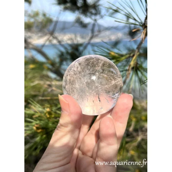 Remplissez votre espace d'énergie positive avec cette sphère de Cristal de roche. Clarté, amplification, intuition.