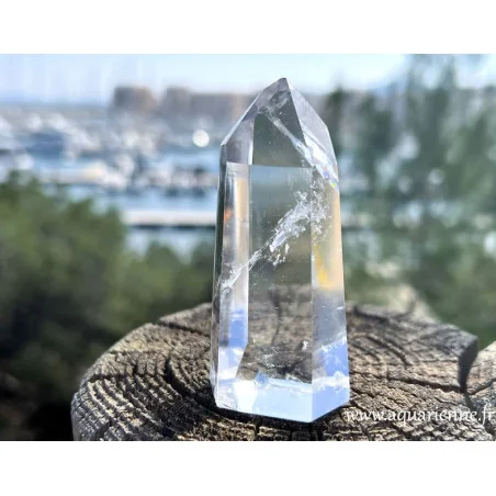 Cristal de roche de Madagascar, pointe fine de 6,7 cm avec arc-en-ciel. Pierre de lumière, pièce unique à offrir ou à s'offrir.