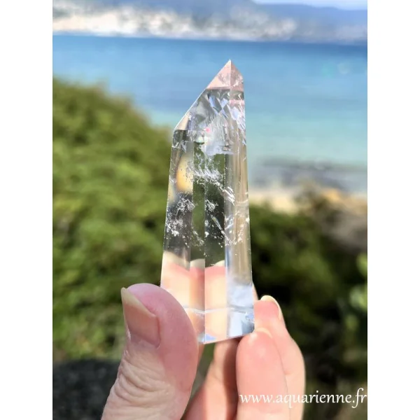 Cette pointe de cristal de roche présente quelques inclusions de croissance et un petit arc-en-ciel. Pièce unique.