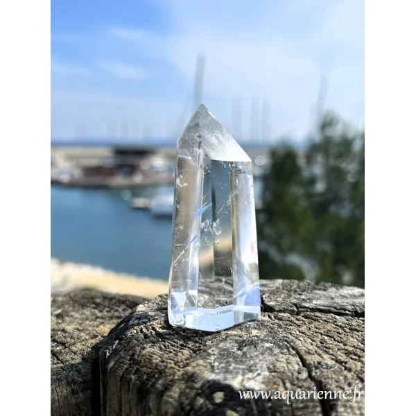 Les pointes en cristal de roche sont excellentes pour purifier l'énergie des espaces. Pointe quartz clair : 108g, 76mm.