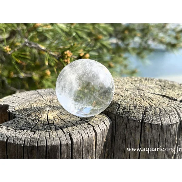Remplissez votre espace d'énergie positive avec cette lumineuse sphère de Cristal de roche. Clarté, amplification, intuition.