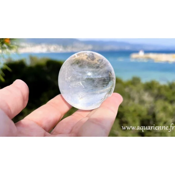 Boule de cristal de roche ou quartz clair de Madagascar. Clarté mentale, intuition, clairvoyance. Pièce unique.