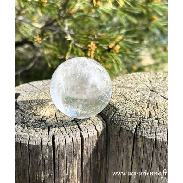 Élevez vos vibrations est celles de vos espaces de vie ou professionnel avec cette sphère de cristal de roche.