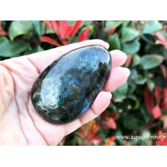Galet de Labradorite de Madagascar : 132g - 76mm. Pierre magique aux reflets irisés. Pièce unique.