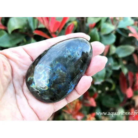 Galet de Labradorite de Madagascar : 132g - 76mm. Pierre magique aux reflets irisés. Pièce unique.