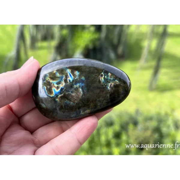 Les éclats irisés de ce galet de Labradorite, pierre qui encourage à voir la lumière dans l'obscurité. Pièce unique.
