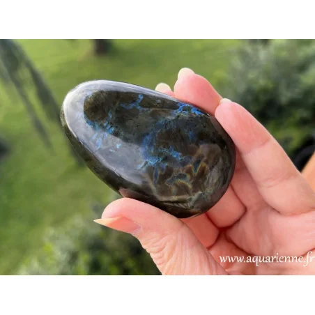 Reflets multi-feux d'un côté et bleutés de l'autre pour ce beau galet poli de Labradorite de Madagascar.