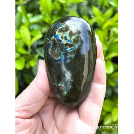 Labradorite, pierre naturelle aux reflets spectaculaires. Galet de labradorite pour décoration, protection, lithothérapie.