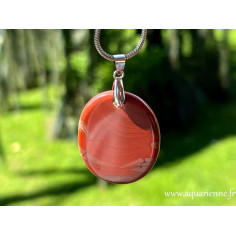 Pendentif ovale en Jaspe rouge de 50 mm de haut avec sa bélière. Vitalité, motivation, action. Pièce unique.