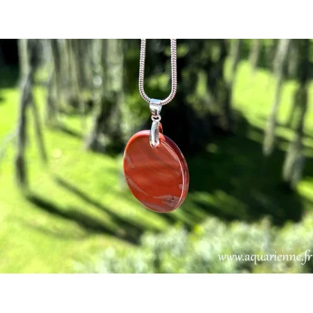 Ancrez-vous, retrouvez vitalité et motivation avec ce bijou vibrant : pendentif ovale en Jaspe rouge de 50mm.