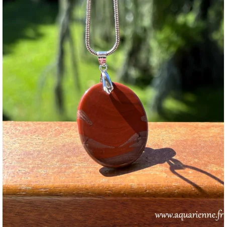 Ce pendentif unique en Jaspe rouge insuffle vitalité et détermination à agir de façon concrète.