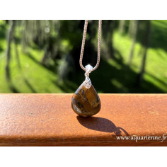 Pendentif forme poire en Œil de Fer et sa bélière en Argent 925, ciselée en feuille. Force, ancrage, protection.