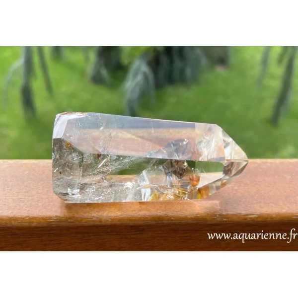 Tout un monde fascinant pour méditer, dans cette pointe de quartz fumé à inclusions de Madagascar.