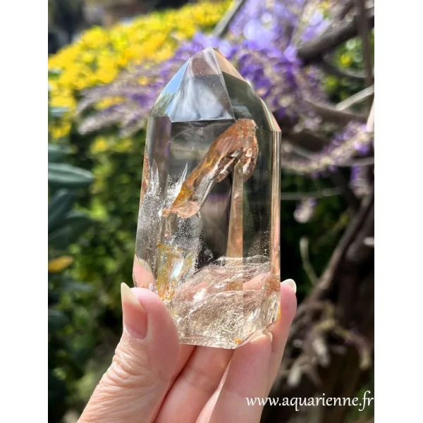 Le Quartz fumé contribue à remplir l’espace de la pièce où il se trouve d’une vibration positive. Pièce unique.