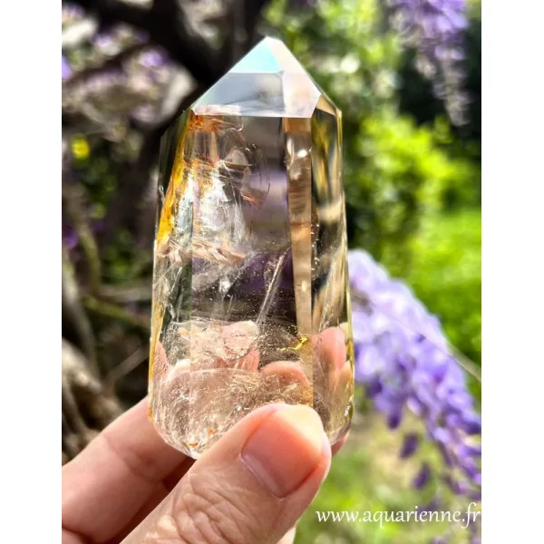 Quartz enfumé de Madagascar avec inclusions. Cristal idéal pour renforcer votre ancrage et votre protection. Pièce unique.