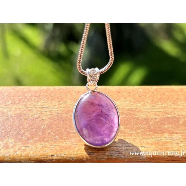 Zoom sur la bélière ciselée en argent 925 de ce pendentif Améthyste. Vous recevrez le bijou présenté en photos.