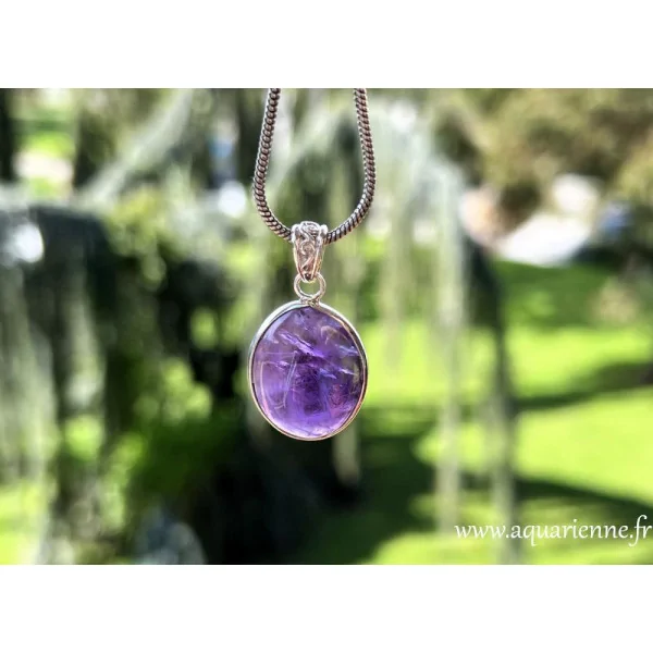 Rayonnement violet de ce pendentif en Améthyste et argent 925. Photo capturée à la lumière du soleil. Pièce unique.